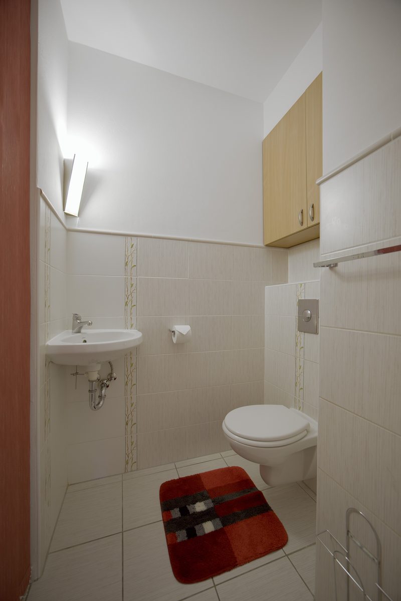 Samostatné WC s umývátkem