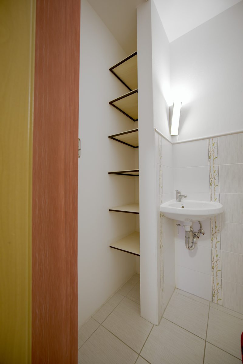 Umývátko a police na WC