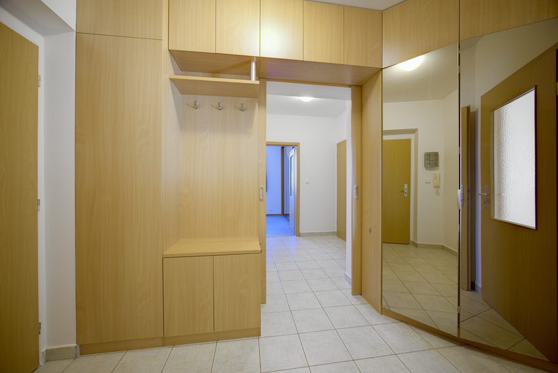 Předsíň s vestavěnými skříněmi, věšákem a zrcadlem