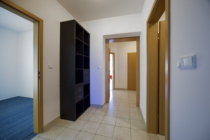 Chodba k pokojům s regálem