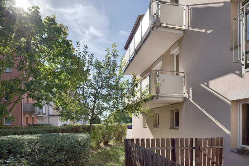Dům s balkóny ze strany zahrady